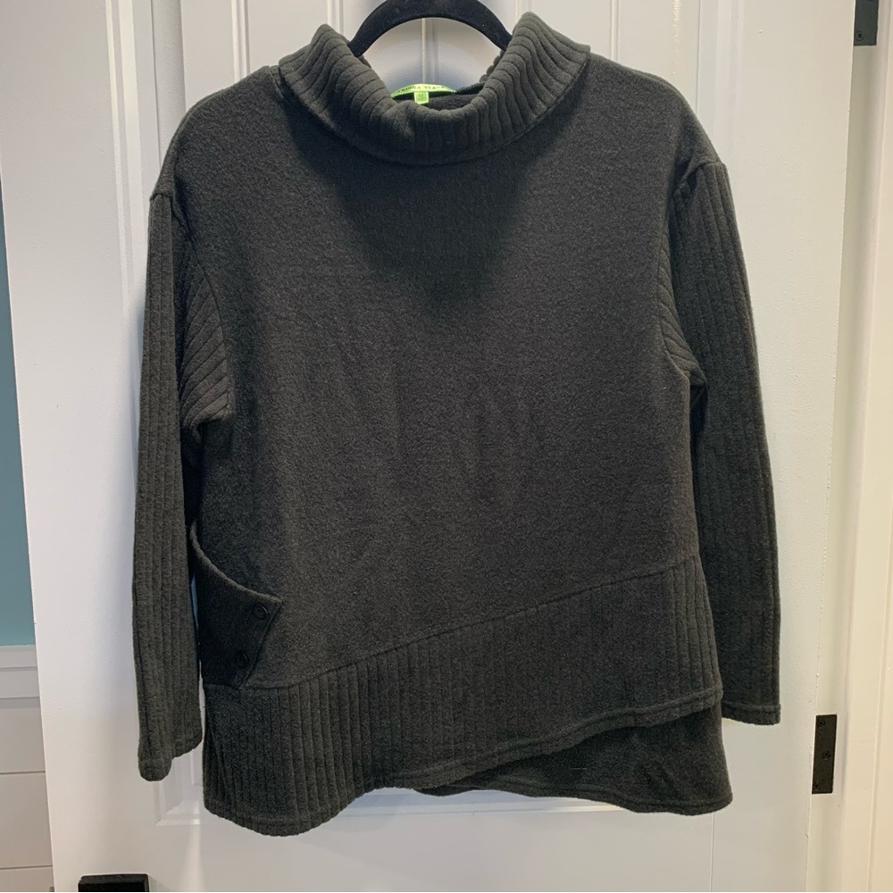 Trisha Tyler. Dark green sweater. Excellent conditions. Size medium.